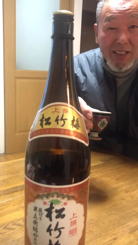 いちじく農園 キッチンさわ 日本酒の一升瓶とおちょこ