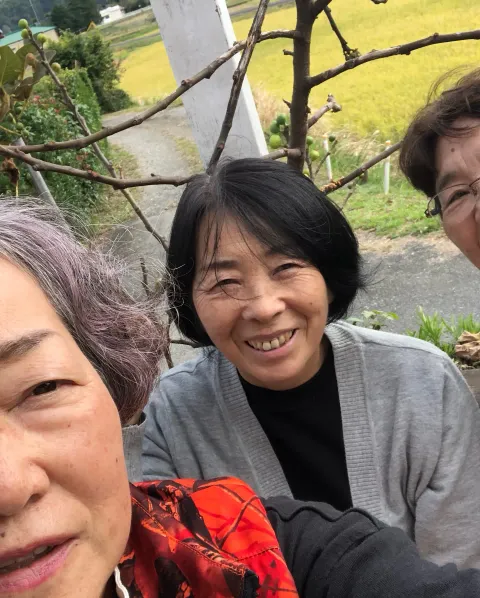 いちじく農園 キッチンさわ いちじくの木の前で笑う作り手たち