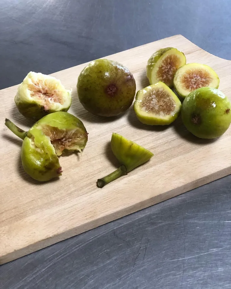 いちじく農園 キッチンさわ まな板の上で割った青いちじくの断面